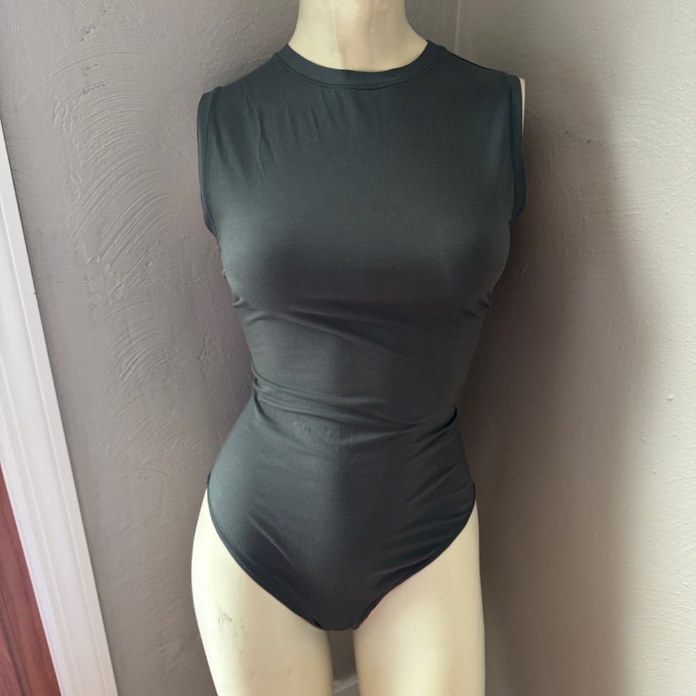 Skins dark gray sleeveless body suit size med